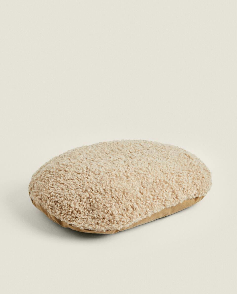 FUZZY OVAL PET CUSHION