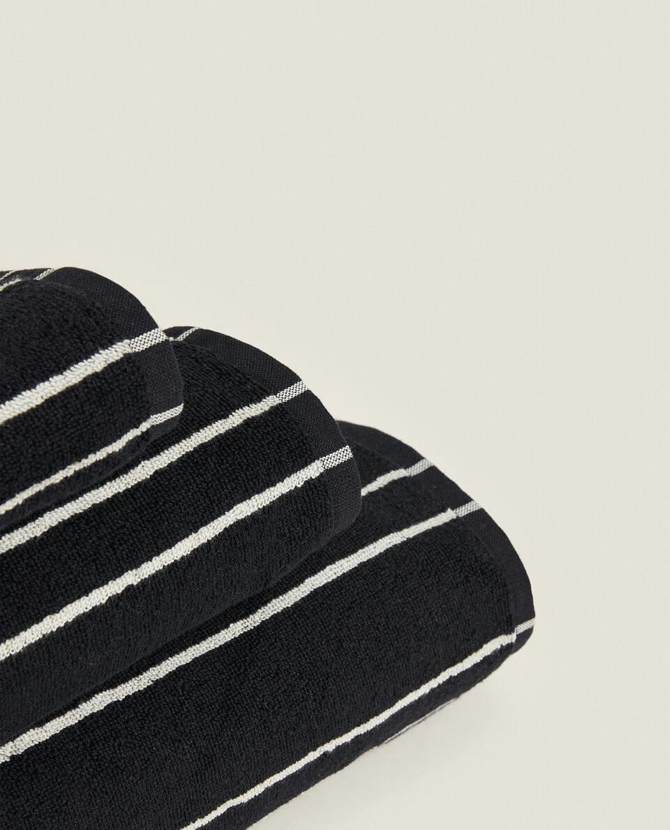 TOWEL WITH IRREGULAR STRIPE DETAIL