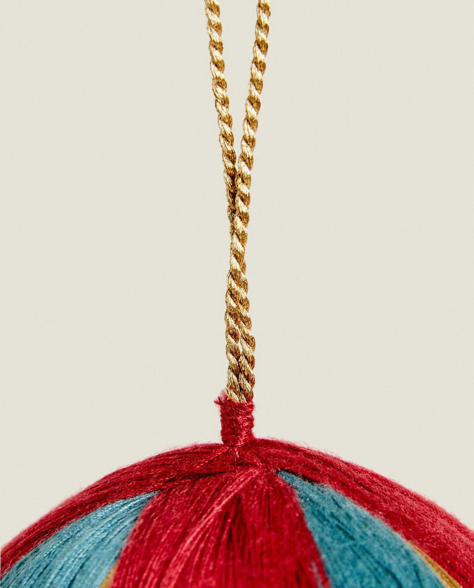 BAUBLE CHRISTMAS DECORATION WITH THREADS