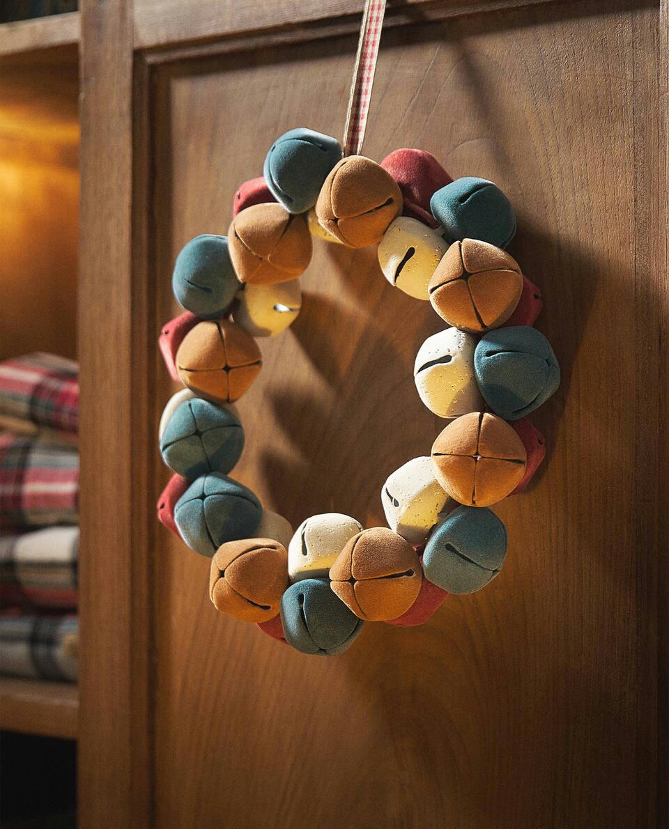 DECORATIVE CHRISTMAS WREATH WITH SLEIGH BELLS
