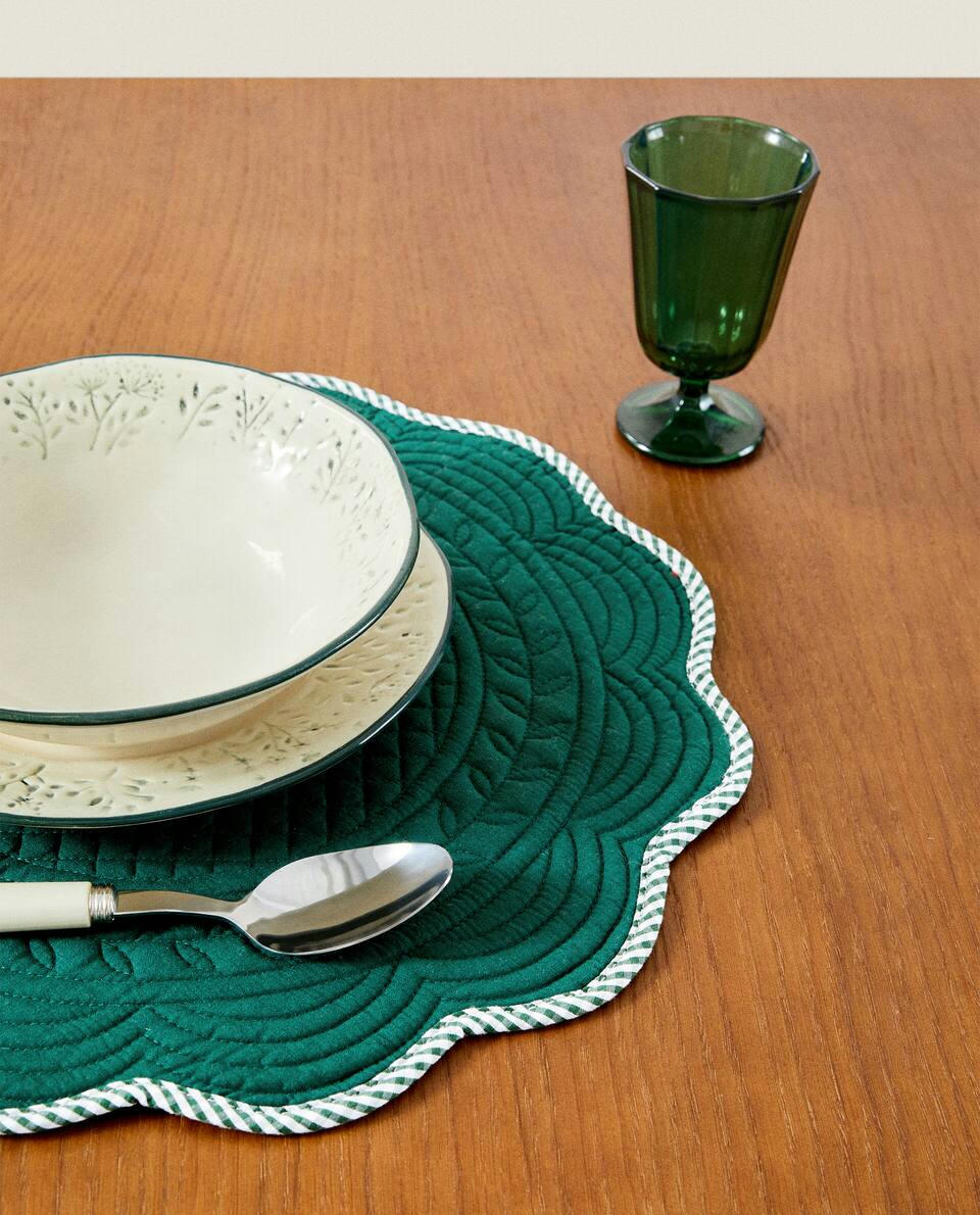 SCALLOPED COTTON CHRISTMAS PLACEMAT