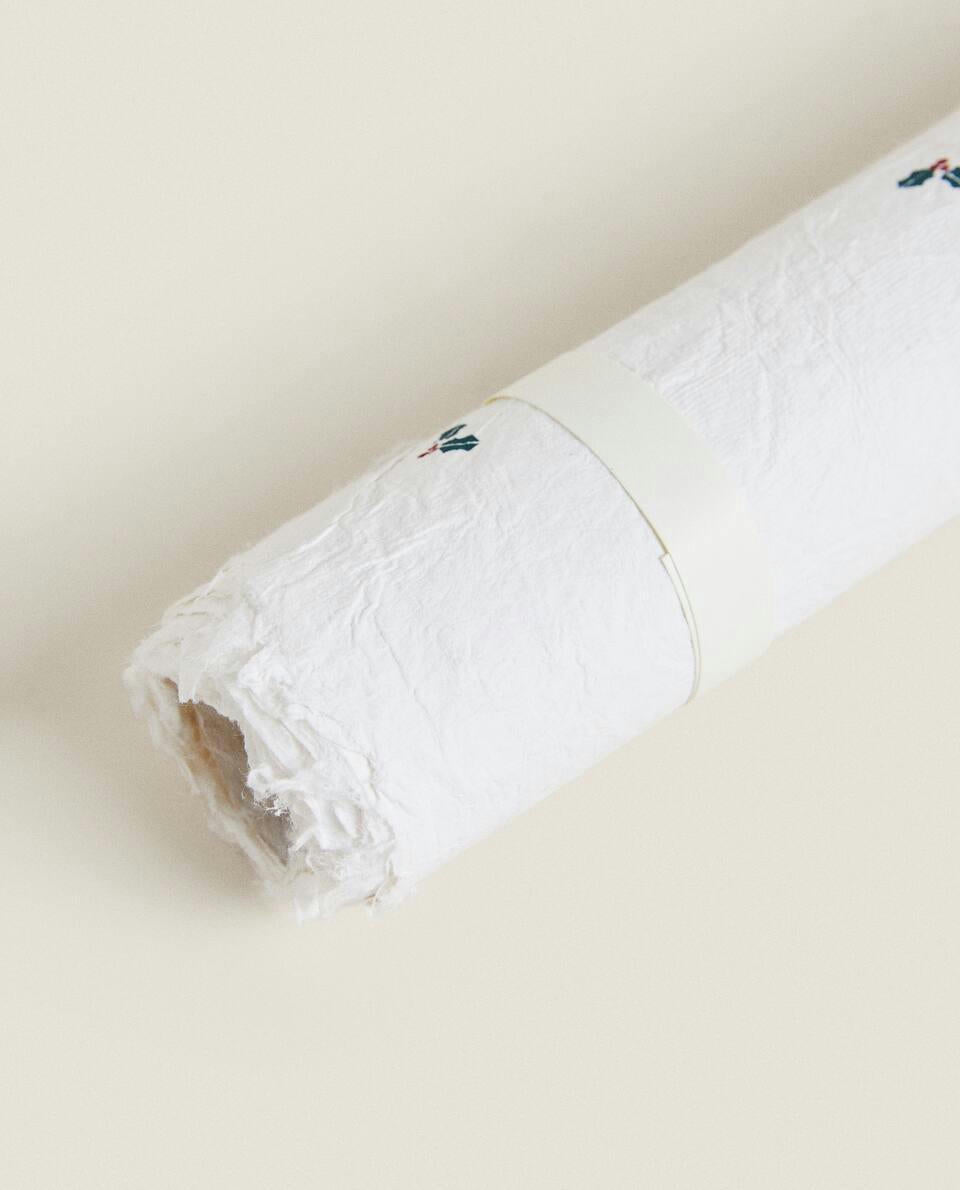 CHRISTMAS HOLLY GIFT WRAPPING PAPER