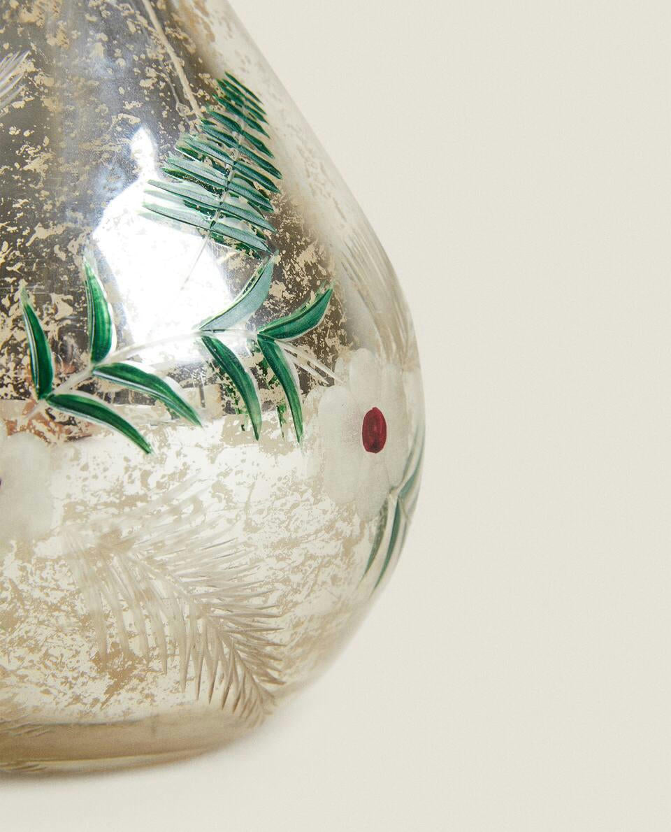 GLASS VASE WITH CHRISTMAS FLOWERS