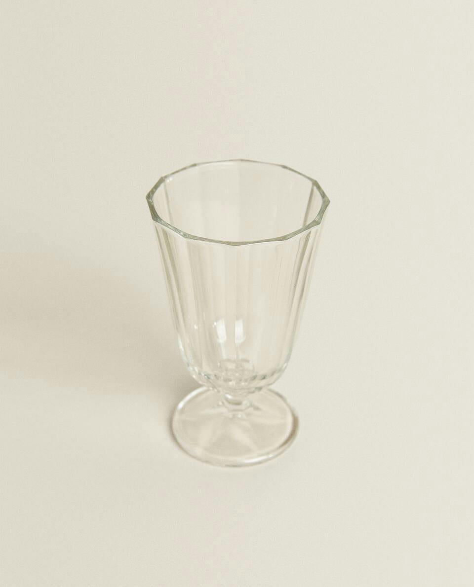 RAISED FACETED WINE GLASS
