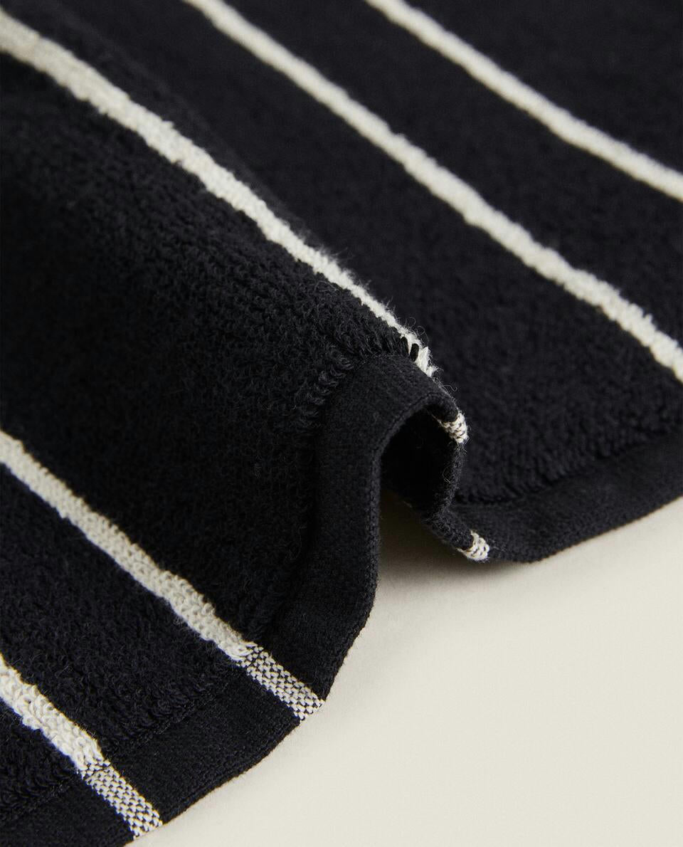 TOWEL WITH IRREGULAR STRIPE DETAIL