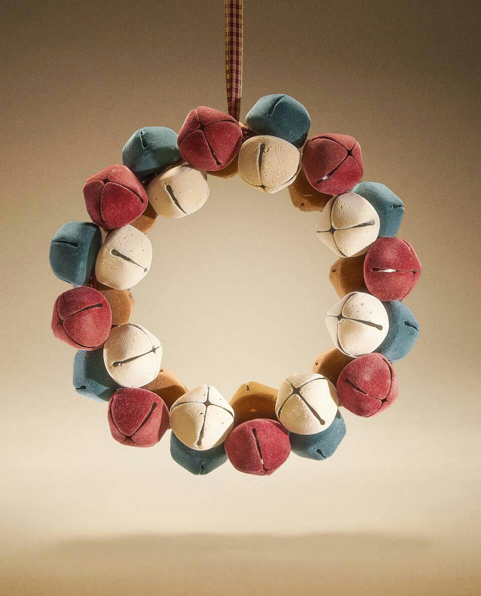 DECORATIVE CHRISTMAS WREATH WITH SLEIGH BELLS