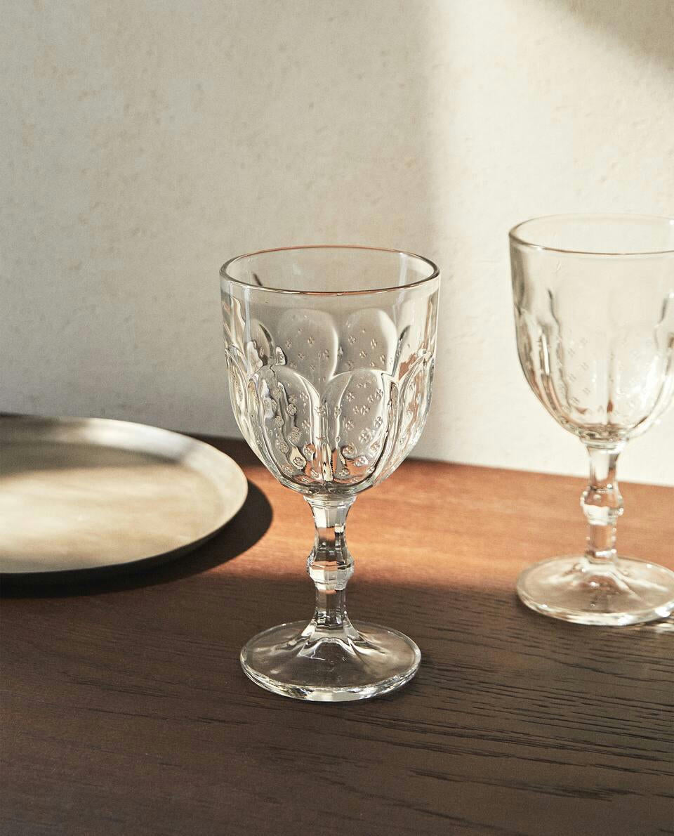 RAISED DESIGN WINE GLASS