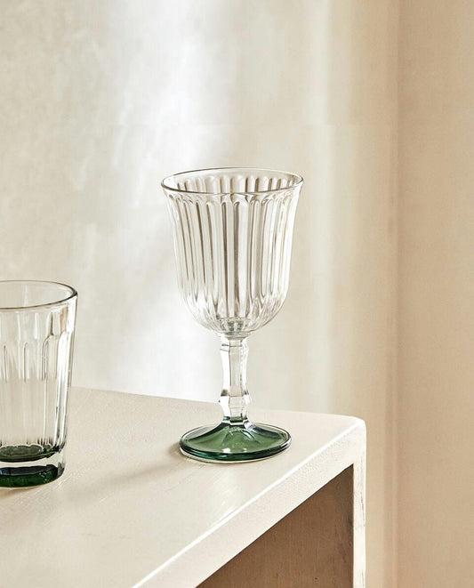 RAISED DESIGN WINE GLASS