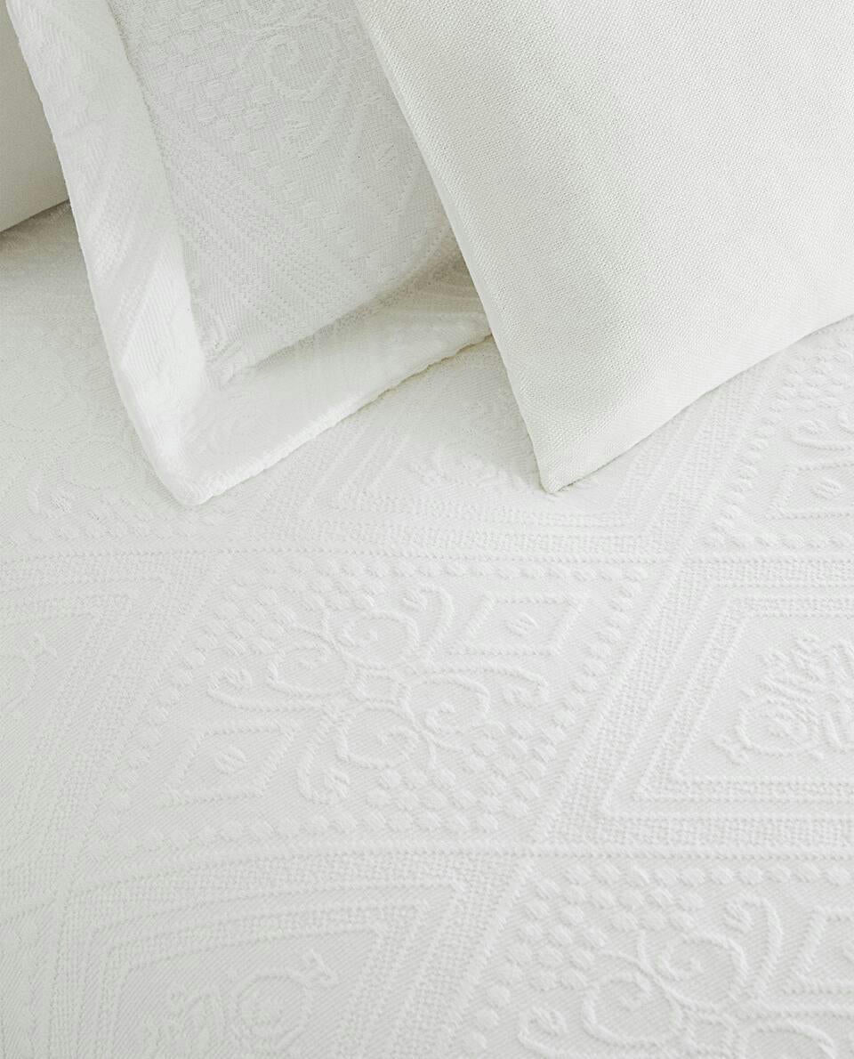 COTTON BEDSPREAD WITH GEOMETRIC DESIGN